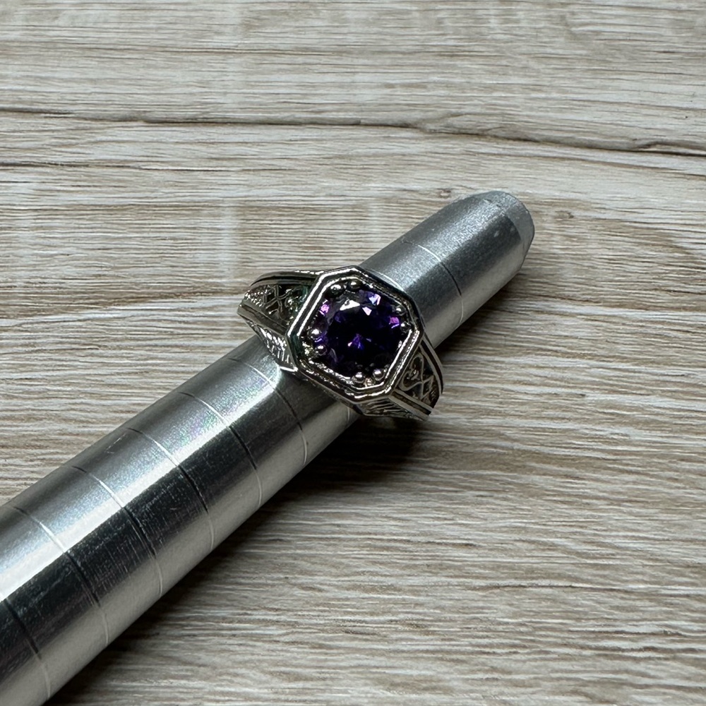 Elegant Silver Tone Ring with Purple‎ Gemstone Set in The Center SZ8
